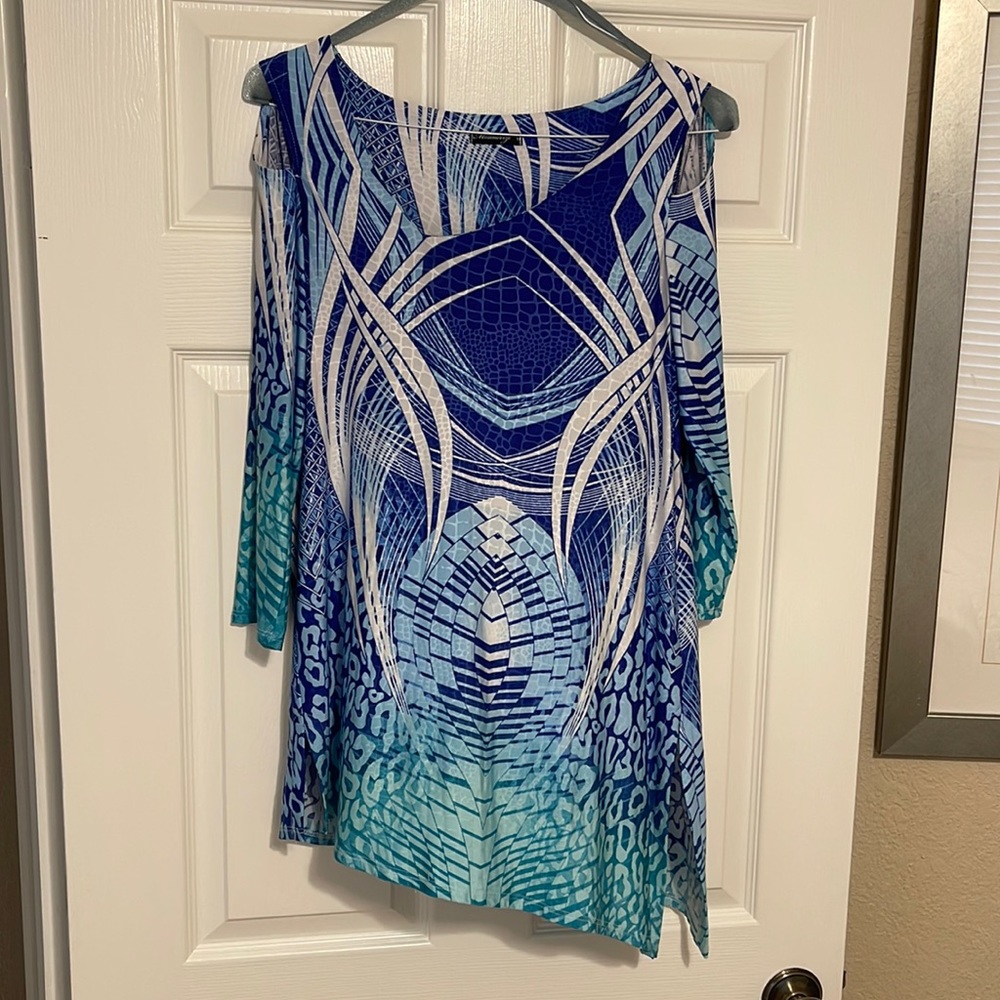 Medium cold shoulder fit and flow top GORGEOUS!!